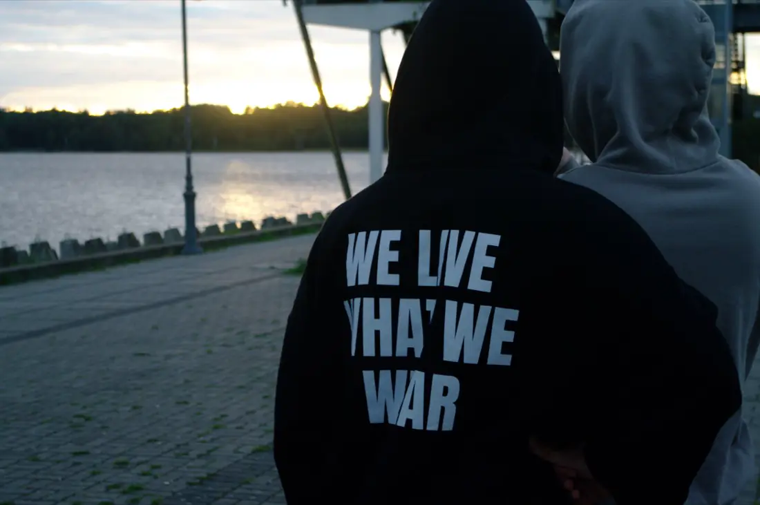 Zbliżenie na plecy z napisem WE LIVE WHAT WE WEAR